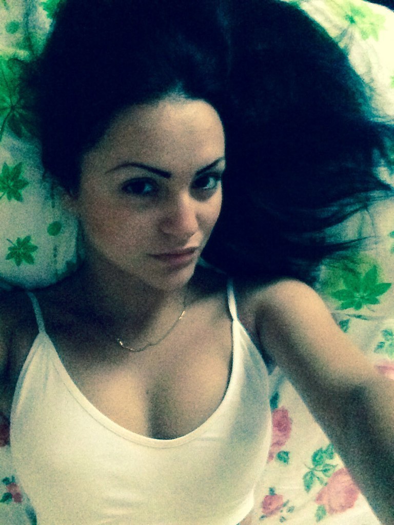  Симпатичная красивая девочка лежит на кровати 